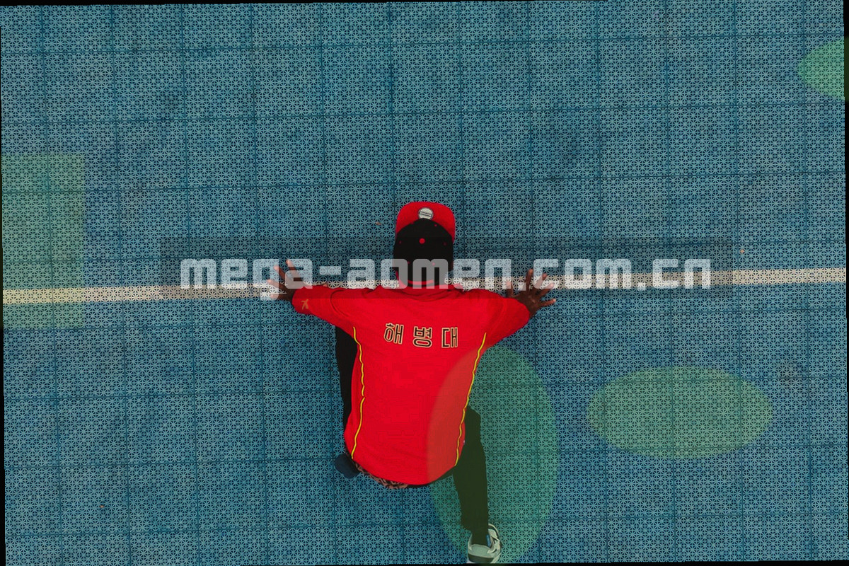 深色屏幕上发光的主题标签矩阵与检索输入框，抽象界面，无人物